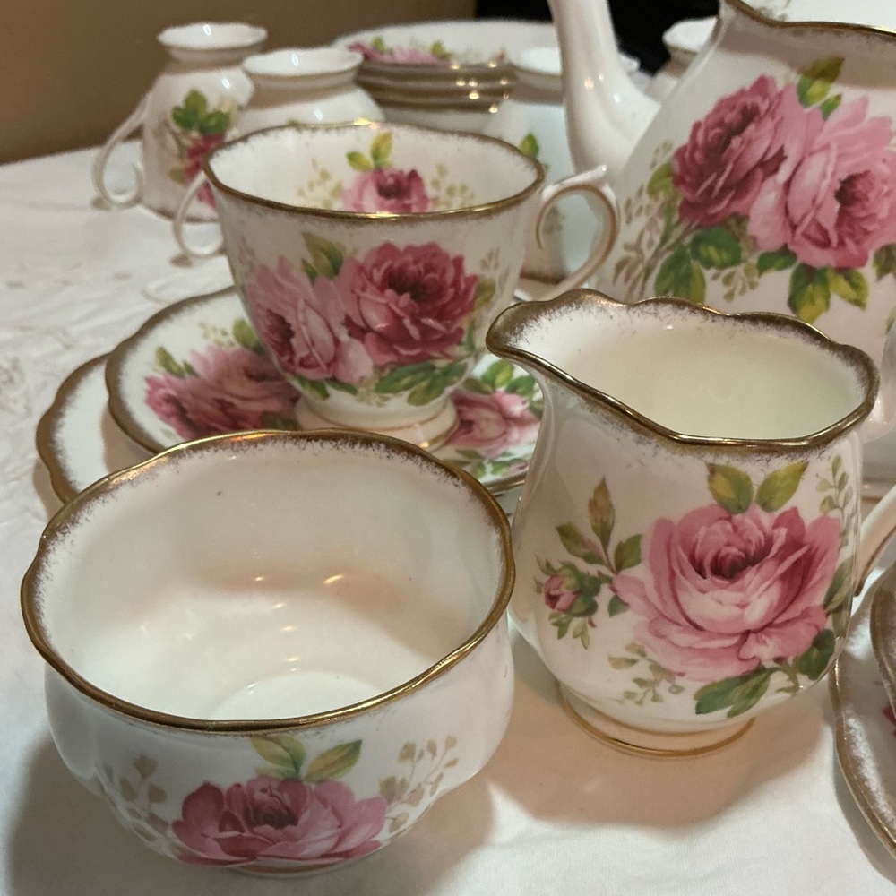 ROYAL ALBERT Bone China American Beauty Cream and Sugar Set